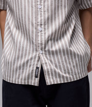 Laden Sie das Bild in den Galerie-Viewer, Former - Reynolds Striped Shirt choc choc