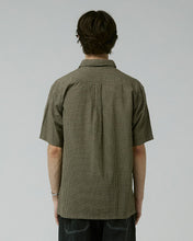 Laden Sie das Bild in den Galerie-Viewer, Former - Vivian Flatline Shirt surplus