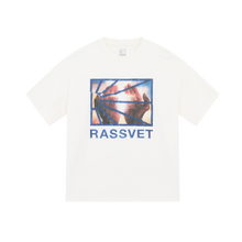 Laden Sie das Bild in den Galerie-Viewer, Rassvet - Logo Tee off white